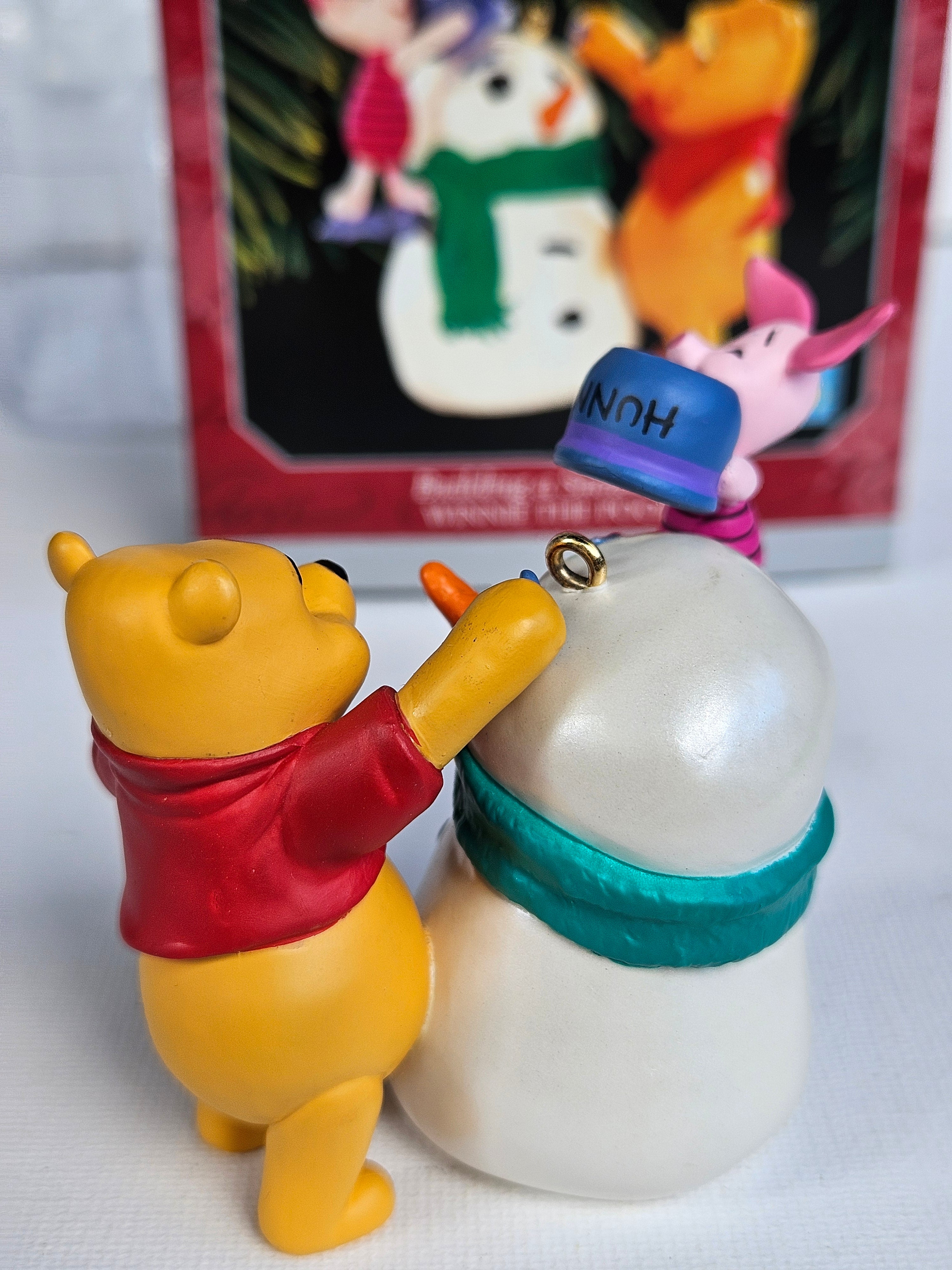 Christmas in May – Hallmark Keepsake Ornament Building a Snowman Winnie the Pooh (1998) New in Box