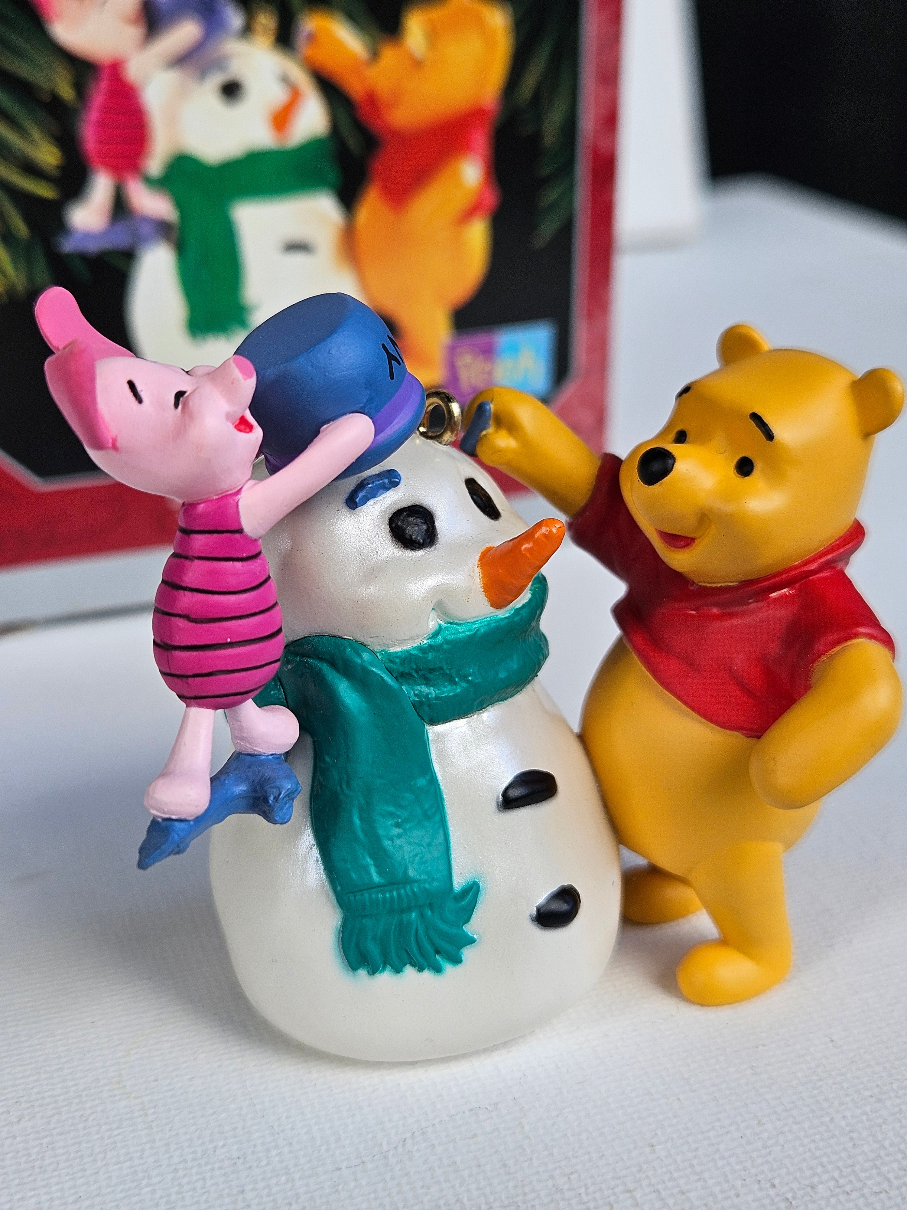 Christmas in May – Hallmark Keepsake Ornament Building a Snowman Winnie the Pooh (1998) New in Box